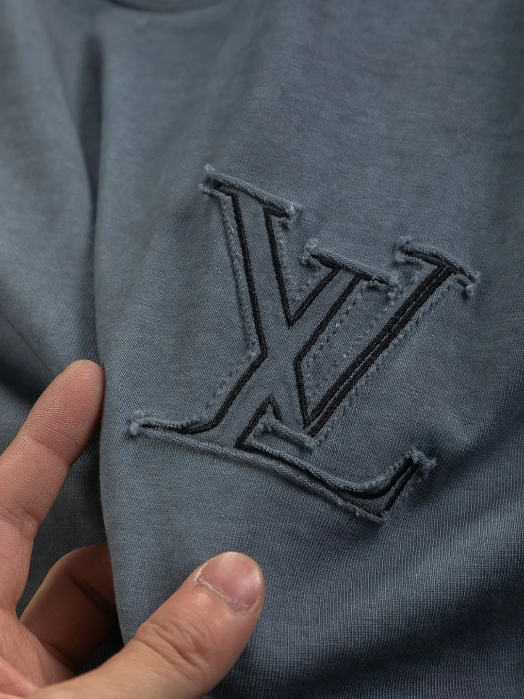 🅿️250 Louis Vuitton 1V Lvjia slightly wide version S-Xl LV 25ss new product counters are on the shelves at the same time. Multiple craftsmanship, chest cut letter patch, back panel cut clover ☘️ patch, letter signature style, one-piece design 🪡 Embroidered round neck short-sleeved T-shirt, same style for men and women! Synchronized with the official website, pure cotton fabrics at the counter! It is close to the skin and comfortable, durable and easy to wear. It has a classic and simple logo design and meticulous original craftsmanship. Short-sleeves, a must-have item for men, do not appear to be the same for the general public, but must be unique and eye-catching. This LV short-sleeve is all about quality, comfort, the same shape and fashion as always, including fabrics and cutting techniques. All of them have been made with great effort! 320 grams of washed pure cotton fabric, pure cotton is breathable, very refreshing and comfortable for daily wear. The rib knitting on the neckline is smooth and tight, and the neckline will not be skewed if you toss it at will. The loose version, you will find that it looks really good on the upper body. The overall is minimalist and neat, super versatile for daily use! Pair it casually with a pair of pants for a youthful look. A T-shirt will make your outfit crazy. It is a fashionable item that can never go wrong! Color: dark gray light blue, Size: S-XL Size chart: S: Shoulder width 50-Bust 54-Length 70 M: Shoulder width 52-Bust 56.5-Length 72 L: Shoulder width 54-Bust 59-Length 74 XL: Shoulder width 56-Bust 61.5-Length 76
